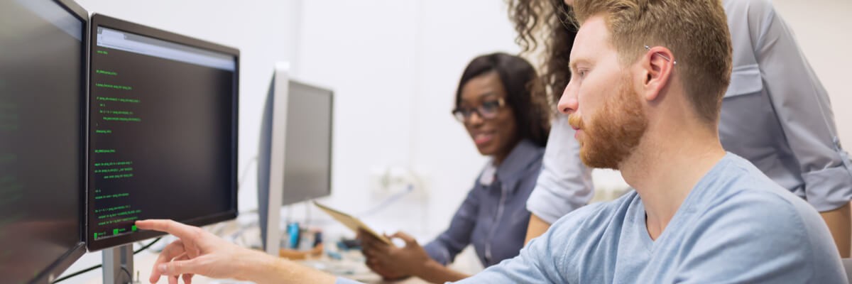 Service provider showing a colleague data on his monitor