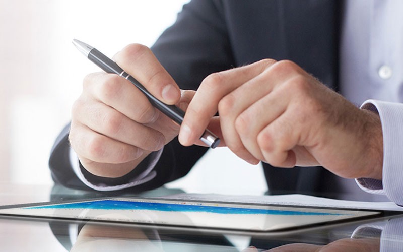 Business man's hands using tablet device