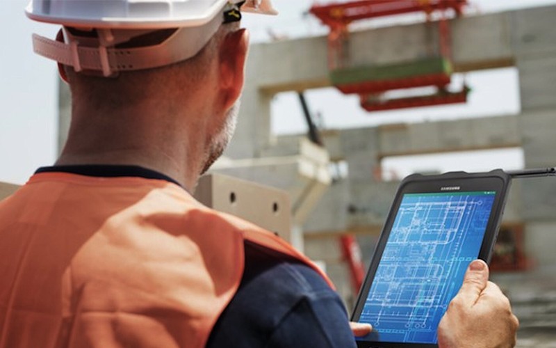 Worker using Samsung tablet