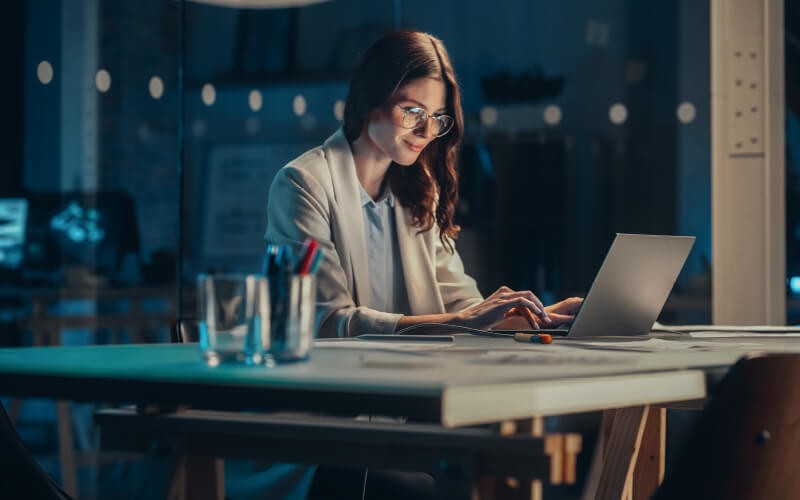 Woman usign her laptop at the office